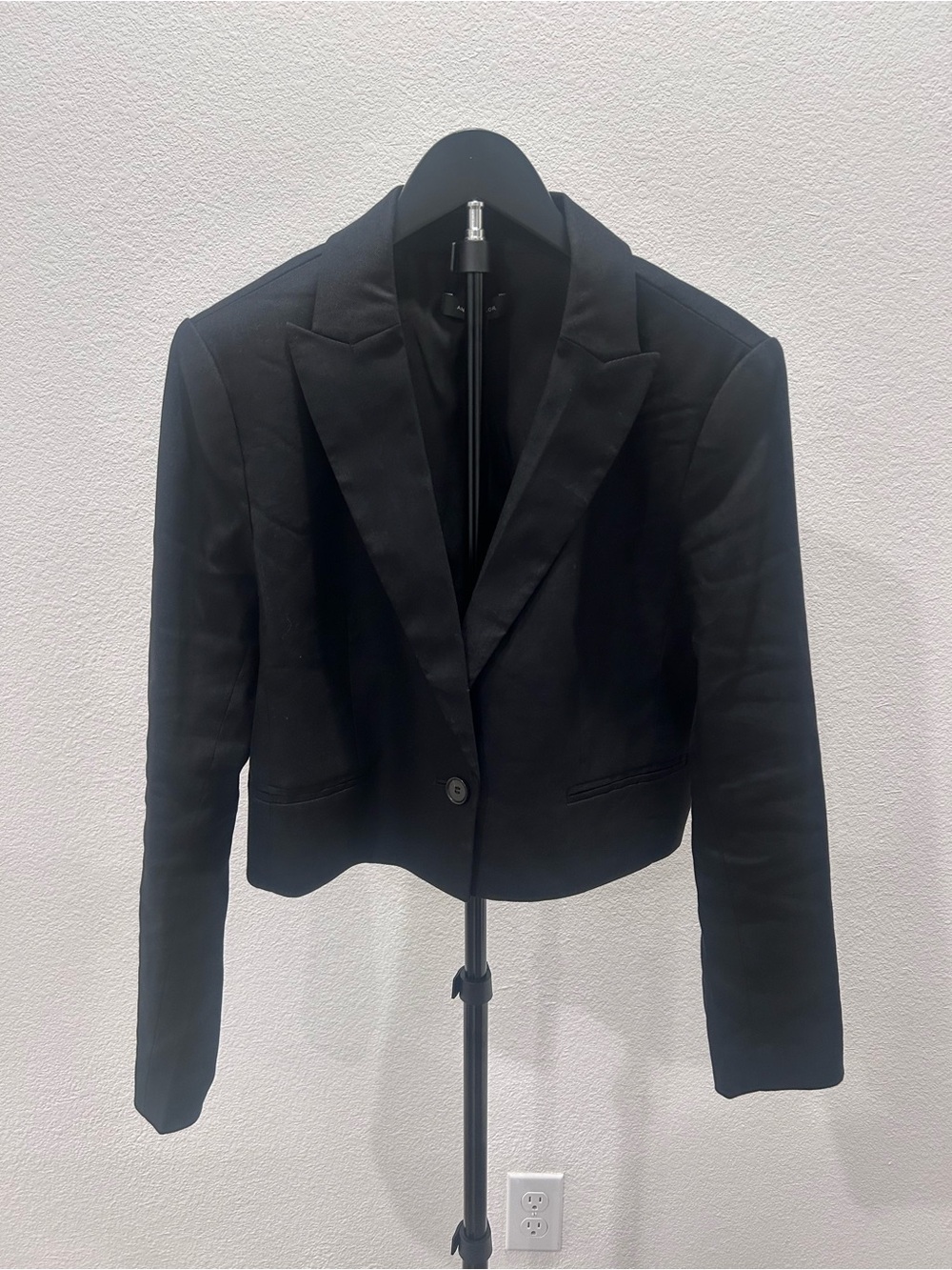 Ann Taylor Cropped Blazer Women’s Size 8 Black Peak Lapel One Button Linen Blend